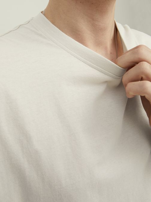 SLEEVELESS TEE