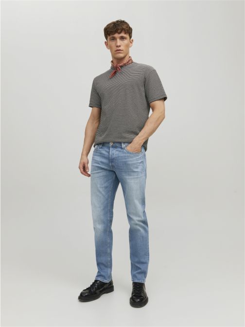 TAPERED FIT JEANS