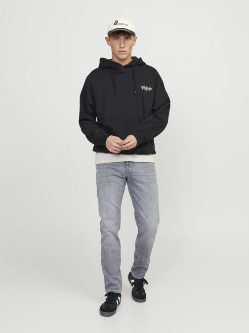 TAPERED FIT JEANS