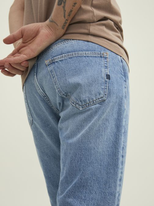 RELAXED FIT JEANS